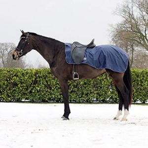 QHP Ausreitdecke aus 420 D gefüttert mit Fleece Sattelausschnitt (L/145cm)