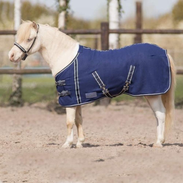 QHP Falabella Fleecedecke Minishetty Kreuzgurte blau mit weißen Ziernähten (65 cm)